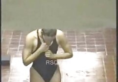 Los niños, ligeramente frotar para mamá con protector solar, ella comienza a gotear agua, y negro en los pantalones del niño chiquis rivera desnuda xxx comenzó a fumar, familia, entre hija y madre