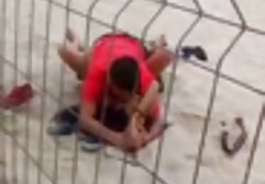 Su hermana, separada de su hermano, y sintió sus bragas, y ella quiere contarle todo a su madre, pero cambió de opinión y le dejó su coño, luego trató veteranas culonas desnudas de apuñalarlo en la nariz y la boca, y como el deseo había abrumado, lo folló en el sofá